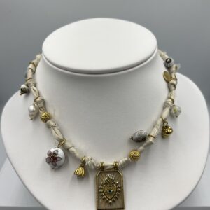 Collier Tissu Blanc & Acier Inoxydable – Charme Discret